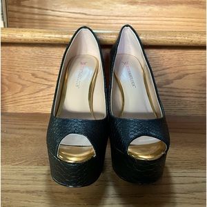 JustFab faux black Snakeskin with gold accents and heel peep toe heels. Size 6